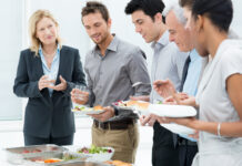 5 propuestas para mejorar el ambiente laboral con celebraciones pequeñas