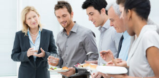 5 propuestas para mejorar el ambiente laboral con celebraciones pequeñas