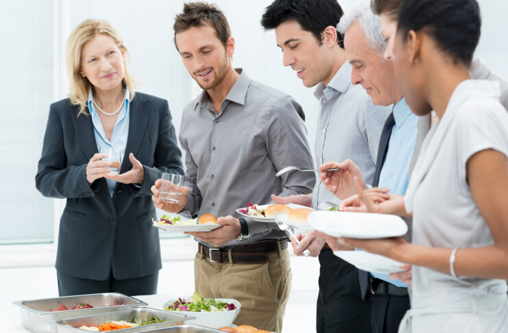 5 propuestas para mejorar el ambiente laboral con celebraciones pequeñas