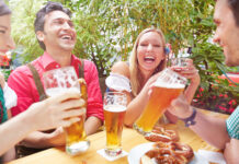 Reencuentro entre amigas o amigos de la infancia: cuando el tiempo no borra los lazos